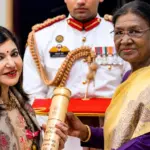 Alka Yagnik Hearing Disorder: Padma Bhushan awardee Alka Yagnik at Rashtrapati Bhavan during the Padma Awards 2026 ceremony amid her ongoing recovery from sensorineural hearing loss