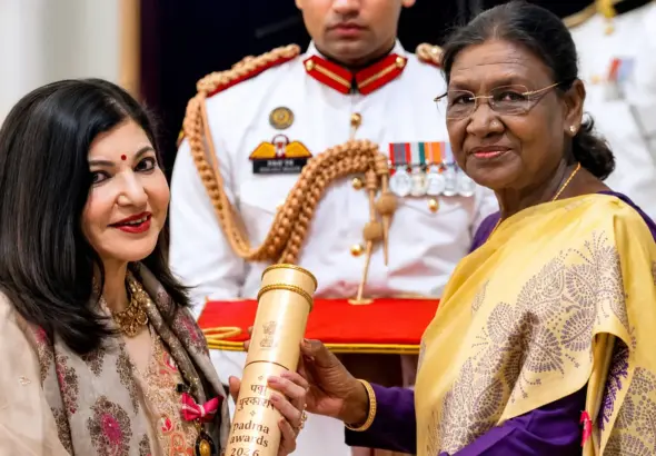 Alka Yagnik Hearing Disorder: Padma Bhushan awardee Alka Yagnik at Rashtrapati Bhavan during the Padma Awards 2026 ceremony amid her ongoing recovery from sensorineural hearing loss