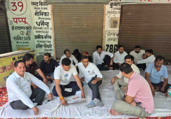 E-Registration System Protest in Sector-33 Noida while burning an effigy and raising slogans against the new registration policy.