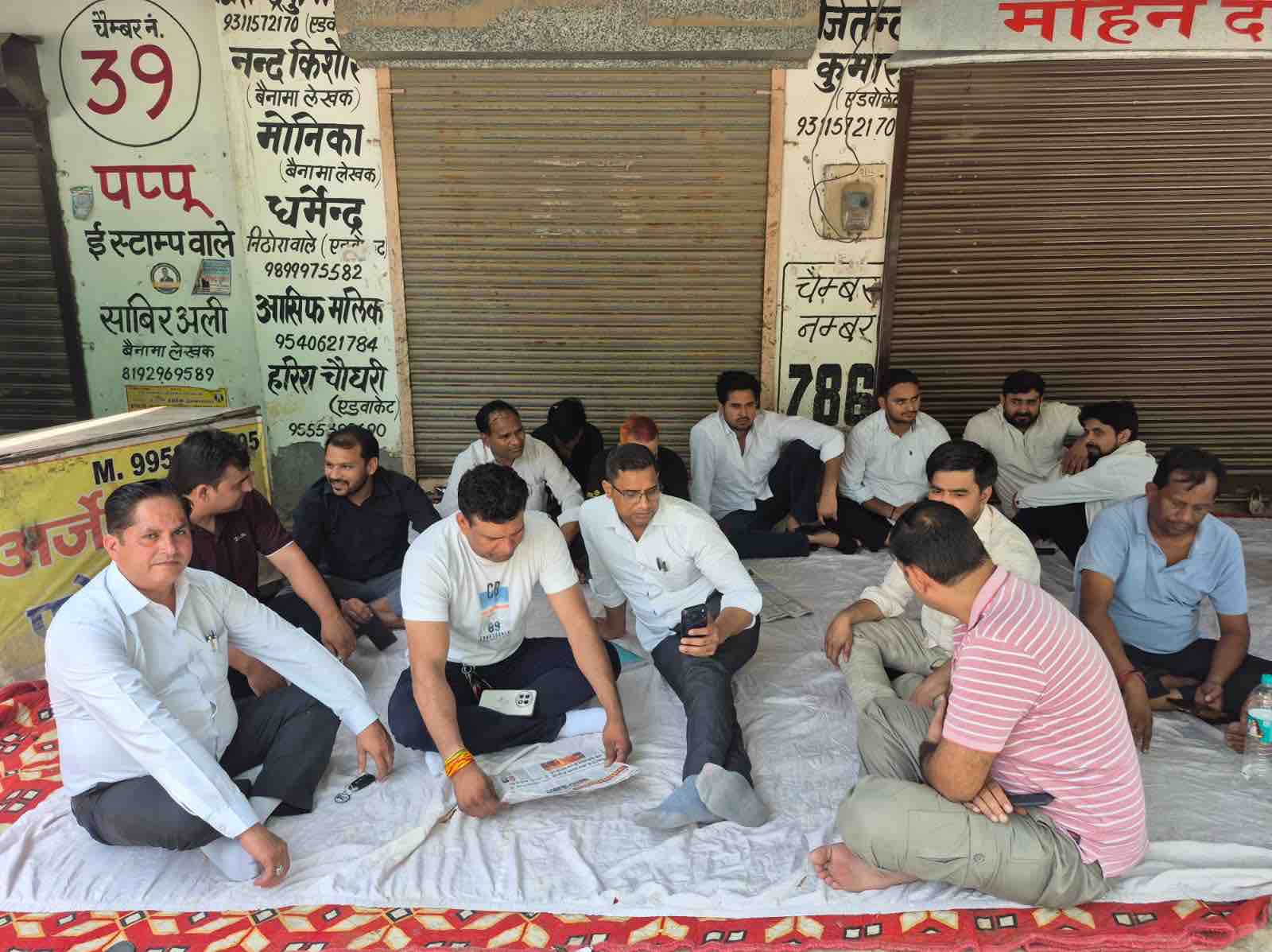 E-Registration System Protest in Sector-33 Noida while burning an effigy and raising slogans against the new registration policy.