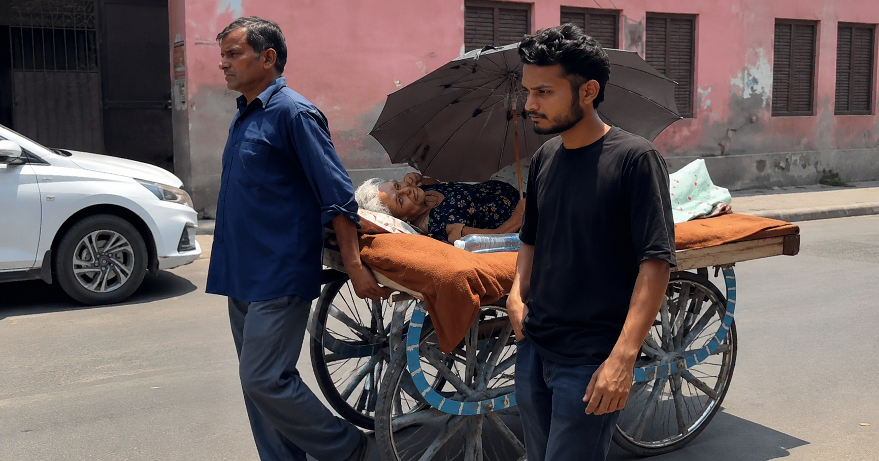 Farrukhabad Bank Incident: Broken-legged 73-year-old woman being taken on a handcart to a Punjab National Bank branch by her son and grandson for pension withdrawal in Farrukhabad, Uttar Pradesh.