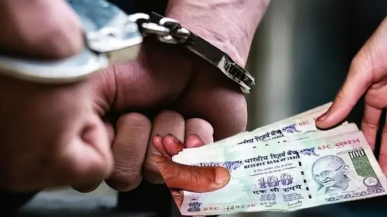 Hardoi Bribery Case: Vigilance team conducting a trap operation where Shahabad Municipal Council EO was caught accepting a ₹2 lakh bribe.