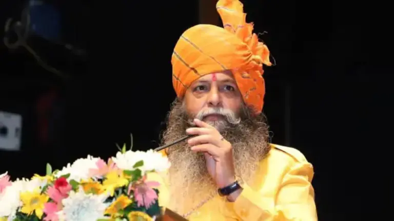 Karni Sena Chief Surajpal Amu addressing media in Aligarh while raising concerns over road conditions, corruption allegations and the Ram Temple theft issue.