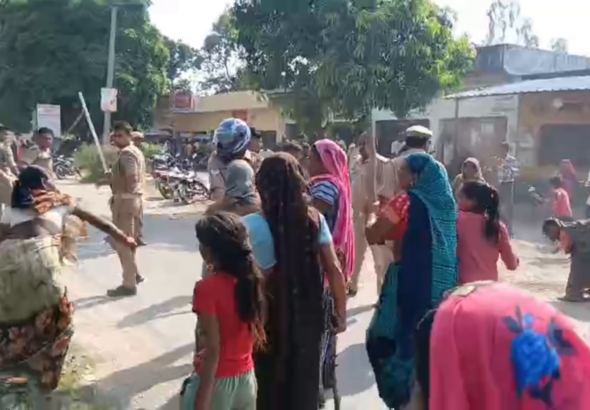 Khutar Police Chowki protest in Shahjahanpur as villagers and women demonstrate against alleged fake encounter, leading to tension and police action.