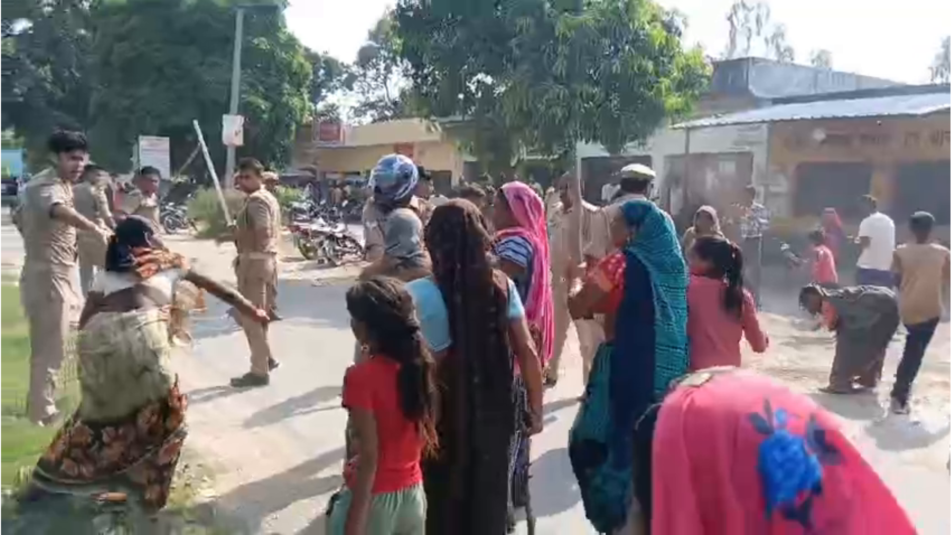 Khutar Police Chowki protest in Shahjahanpur as villagers and women demonstrate against alleged fake encounter, leading to tension and police action.