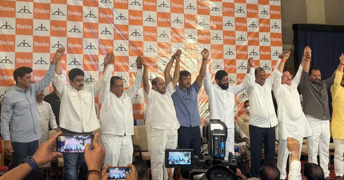 Shiv Sena Split: Eknath Shinde and Uddhav Thackeray amid fresh Shiv Sena Split controversy after six MPs joined the Shinde faction and claims emerged about a seventh MP considering a switch.