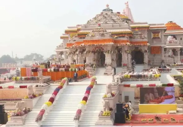 Ayodhya Ram Temple Donations: Devotees offering donations at Ayodhya Ram Temple as discussions continue over changing donation patterns and increased circulation of smaller currency notes.