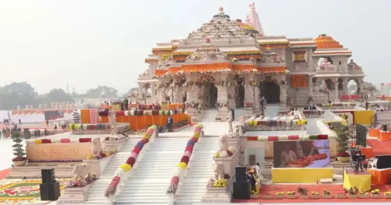 Ayodhya Ram Temple Donations: Devotees offering donations at Ayodhya Ram Temple as discussions continue over changing donation patterns and increased circulation of smaller currency notes.