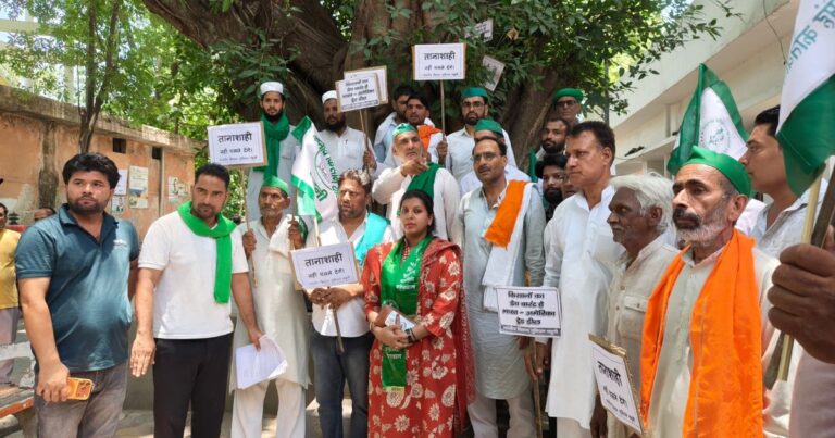 Farmers protesting against the proposed India US Trade Agreement and submitting a memorandum demanding protection of Indian agriculture and dairy sectors.