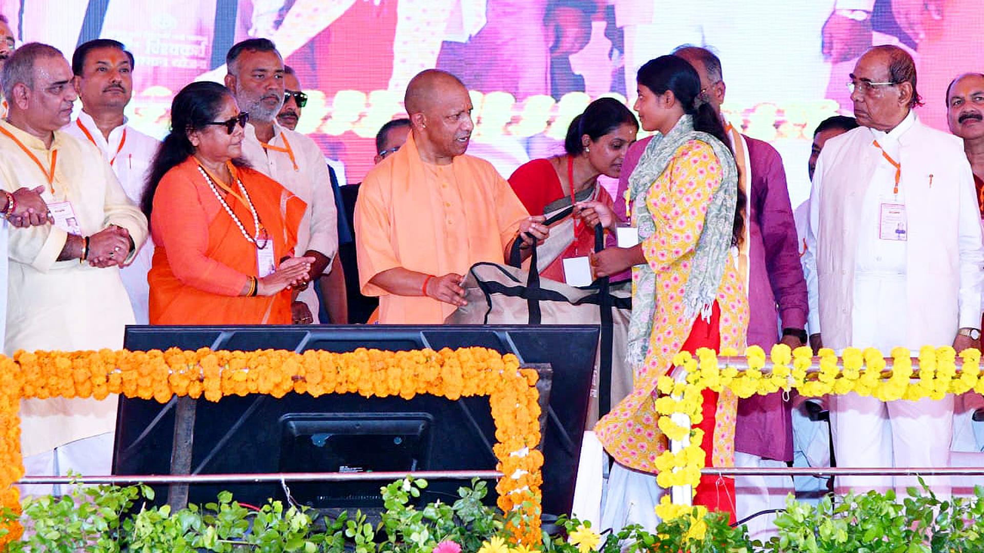 Jalaun Development Projects : CM Yogi Adityanath inaugurating 374 Jalaun development projects worth ₹1,274 crore in Jalaun, Uttar Pradesh.