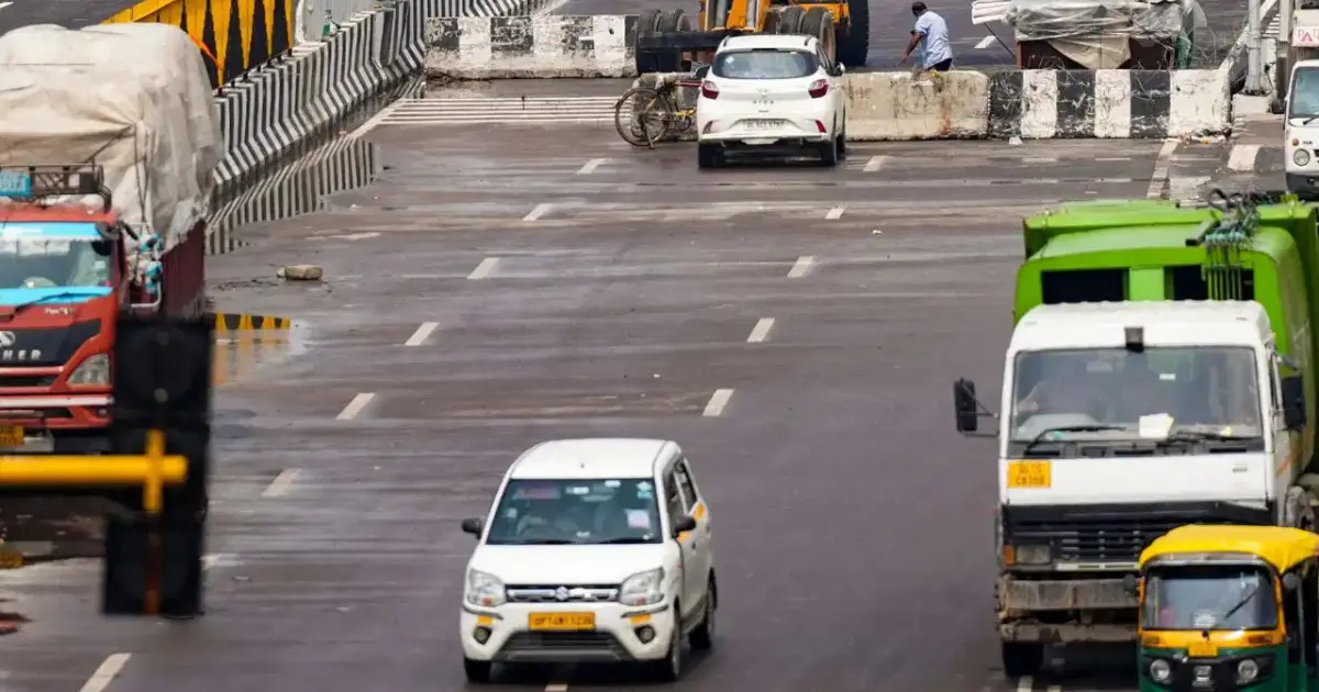 Lucknow Kanpur Expressway: Vehicles moving on the newly developed Lucknow Kanpur Expressway aimed at reducing travel time and improving road connectivity in Uttar Pradesh.