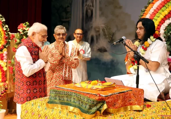 Devkinandan Thakur USA Yatra : Devkinandan Thakur addressing devotees during Shrimad Bhagwat Katha on his USA Yatra from Boston to Chicago in August 2026.