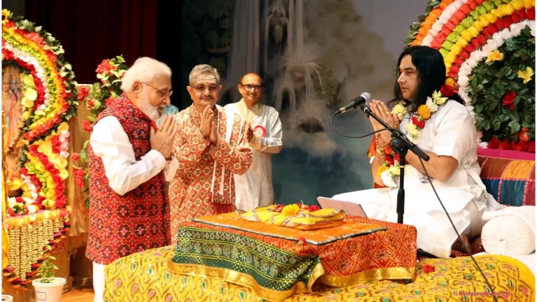 Devkinandan Thakur USA Yatra : Devkinandan Thakur addressing devotees during Shrimad Bhagwat Katha on his USA Yatra from Boston to Chicago in August 2026.