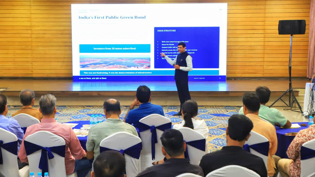 Mayor Pushyamitra Bhargav presenting Indore Development Report 2026 and outlining the city's 25-year development vision.