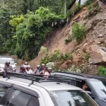 Mussoorie Dehradun Road Landslide blocks traffic and leaves tourists stranded in a 10 KM traffic jam