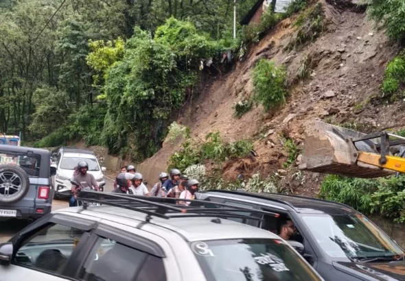 Mussoorie Dehradun Road Landslide blocks traffic and leaves tourists stranded in a 10 KM traffic jam