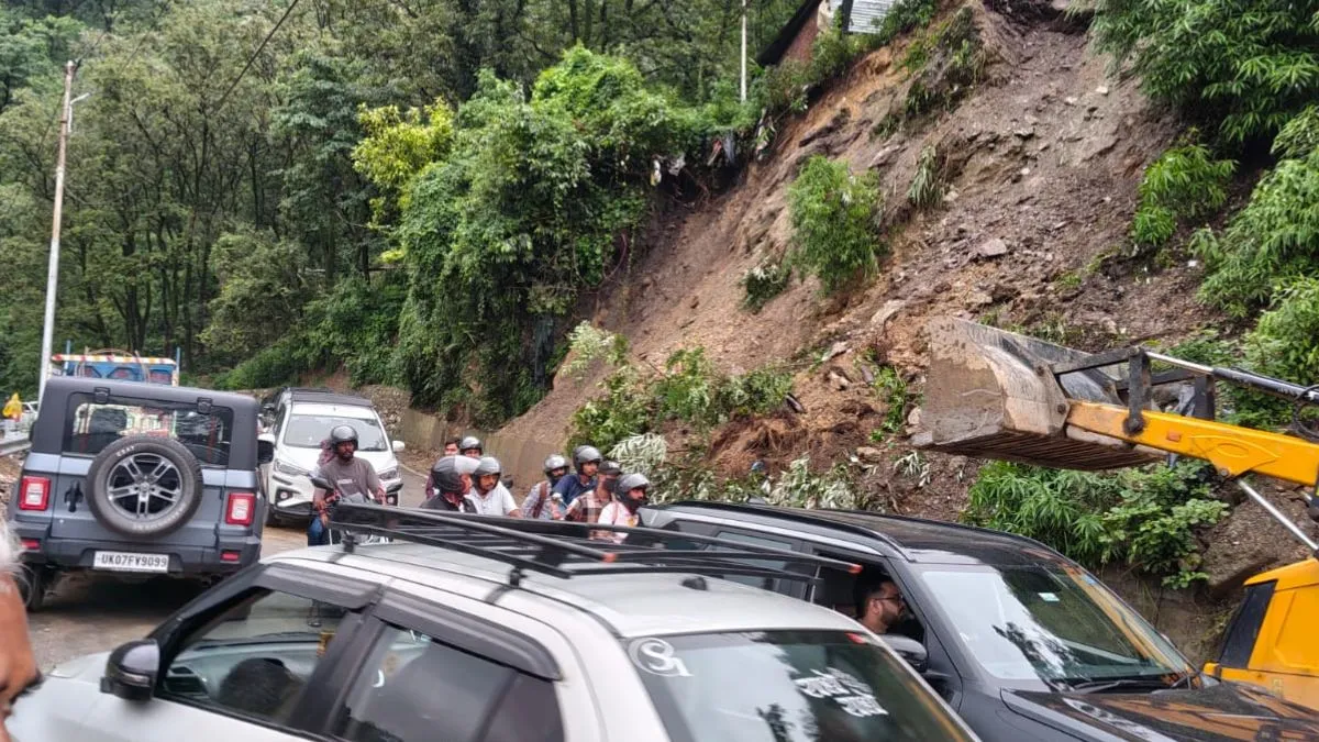 Mussoorie Dehradun Road Landslide blocks traffic and leaves tourists stranded in a 10 KM traffic jam