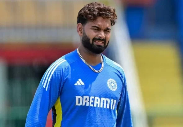 Rishabh Pant during IPL match as Wasim Jaffer advises him on captaincy