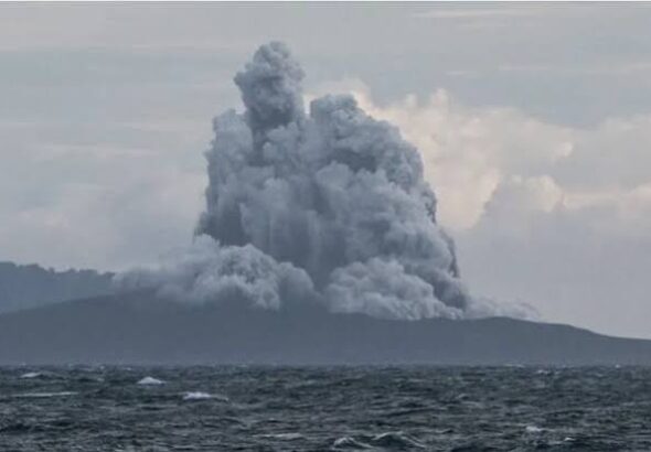 Anak Krakatau Volcano Eruption sends massive ash cloud up to 50,000 feet in Indonesia