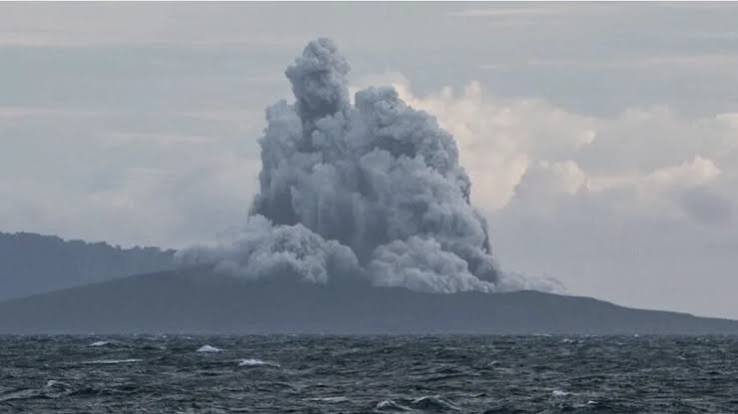 Anak Krakatau Volcano Eruption sends massive ash cloud up to 50,000 feet in Indonesia