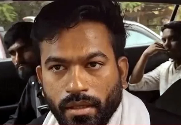 Balaghat Child Deaths: बालाघाट के प्रभावित आदिवासी गांवों में बच्चों की मौत के बाद परिवारों से मुलाकात करते अभिजीत दीपके