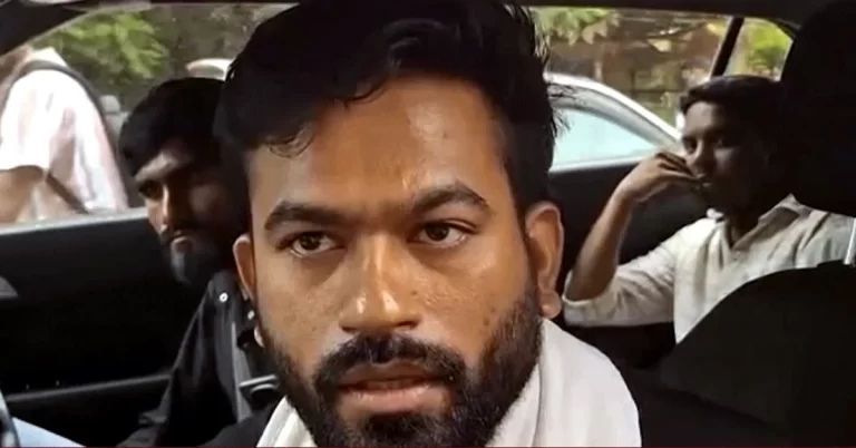 Balaghat Child Deaths: बालाघाट के प्रभावित आदिवासी गांवों में बच्चों की मौत के बाद परिवारों से मुलाकात करते अभिजीत दीपके