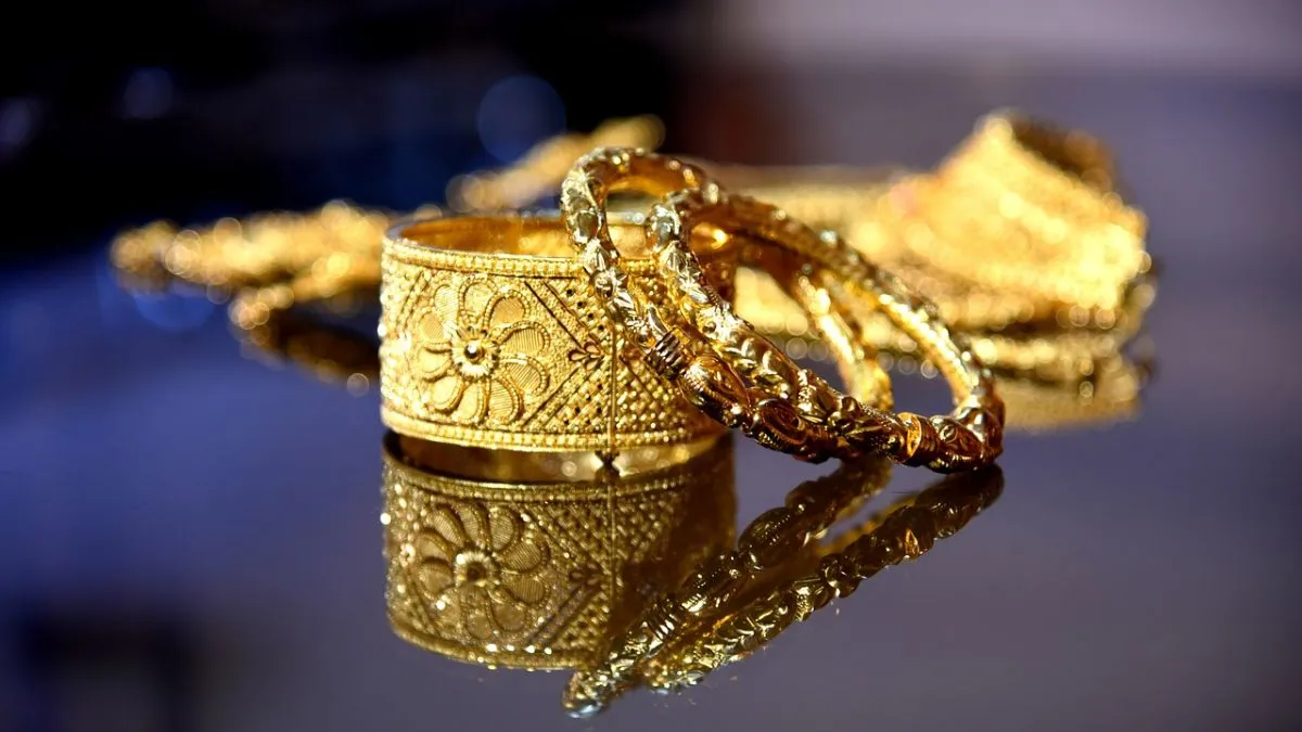 Gold Price Today falls in Delhi while silver prices rise