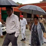 Shahjahanpur Rain: शाहजहांपुर में बढ़ते नदी जलस्तर का निरीक्षण करते जिलाधिकारी धर्मेंद्र प्रताप सिंह