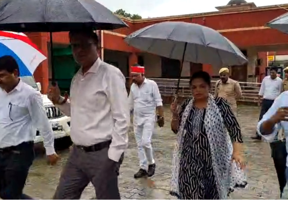 Shahjahanpur Rain: शाहजहांपुर में बढ़ते नदी जलस्तर का निरीक्षण करते जिलाधिकारी धर्मेंद्र प्रताप सिंह