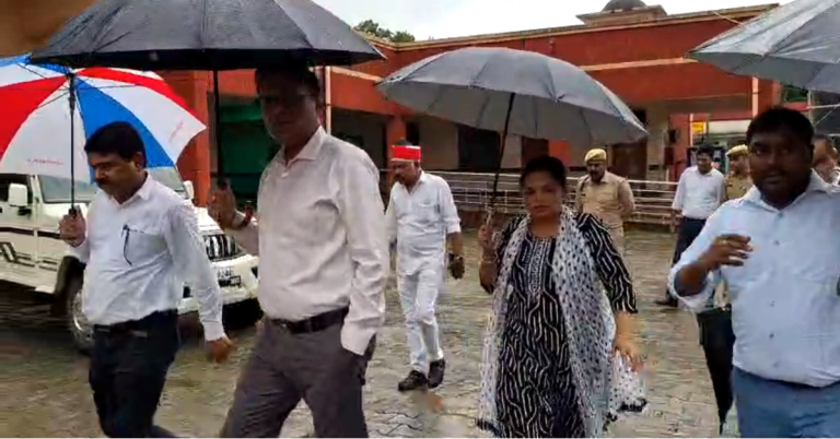 Shahjahanpur Rain: शाहजहांपुर में बढ़ते नदी जलस्तर का निरीक्षण करते जिलाधिकारी धर्मेंद्र प्रताप सिंह