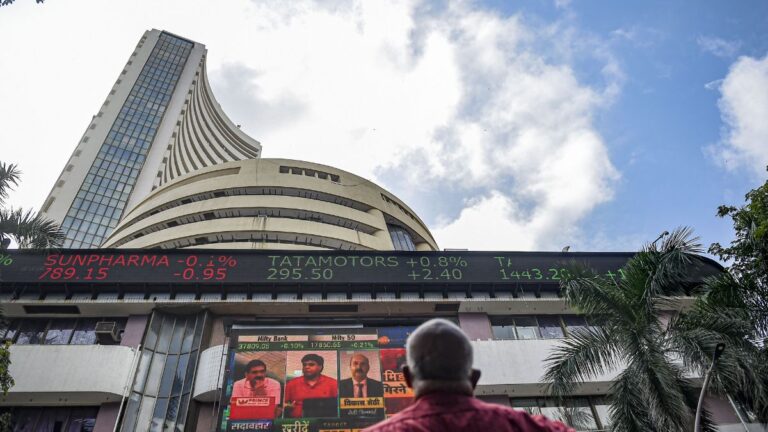 Stock Market Crash as Sensex falls 382 points and Nifty declines 118 points amid heavy selling in IT and metal stocks