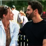 The Love Hypothesis फिल्म में Lili Reinhart और Tom Bateman रोमांटिक सीन में