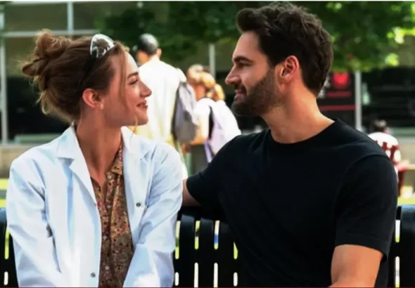 The Love Hypothesis फिल्म में Lili Reinhart और Tom Bateman रोमांटिक सीन में