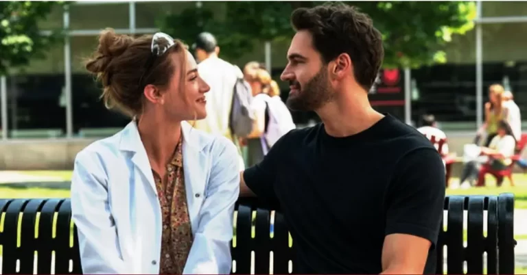 The Love Hypothesis फिल्म में Lili Reinhart और Tom Bateman रोमांटिक सीन में